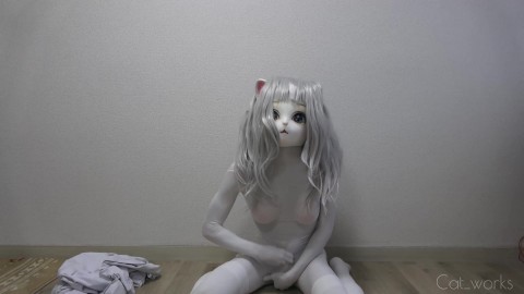 Kigurumi kočka ve stříbrné zentai a bílé zentai handjobs