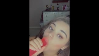 19 anos chupa vibrador rosa, super desleixado. 