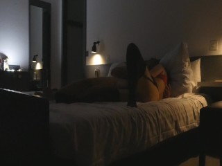 Je rentre dans la chambre d'hotel et ma femme est au litavec un_autre homme