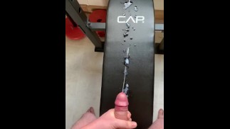 Großer Cumshot Auf Meine Trainingsbank