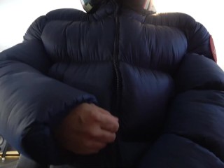 Puffer Jacket Fetish Guy Neukt Gigantische Glanzende Jas. Neuken Op Bed.