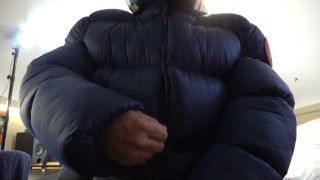 Jaqueta puffer Fetish Guy fode um casaco enorme e brilhante. Transando na cama.