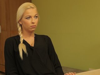 LOAN4K Il bisogno di un prestito fa sì che la donna d'affari si metta con un uomo