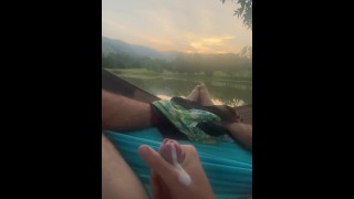 Masturbándose En El Lago Público