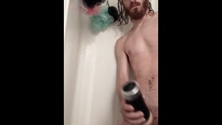彼のおもちゃでシャワーを浴びる男
