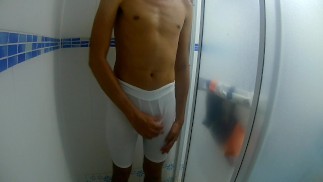 Молодой человек трижды мастурбирует в нижнем белье под душем