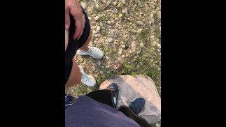 Она держала мой член, чтобы я пошел пописать на кусты возле пруда в лесу