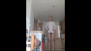 Magere tiener pronkt met zijn magere lange benen
