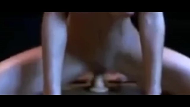 Смотри, как я трахаю огромный фаллоимитатор