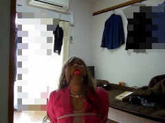 ワンルームのベットの上で女装（ローズのブレザーとタイトスカート）して自縛してあえぐjapanese crossdresser self bondage