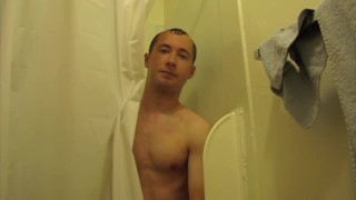Contando chistes sucios mientras está desnudo en la ducha