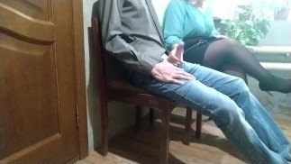 Незнакомка в зале ожидания дрочит мне