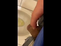 【個人撮影・喘ぎ声あり】　変態素人医学生　おしっこ動画まとめ①　日本人　デカチン　手コキ - Screenshot 11 of 16 - Pee