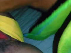 le ago sexo oral a mi novia y luego le meto el dedo para terminar de calentarla 