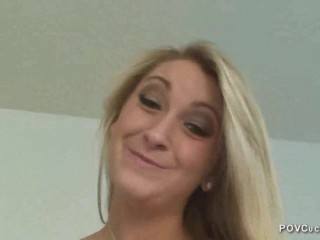 Cucu creampie mangeant des femmes chaudes baise de grosses bites pendant que les maris dans la chasteté montrent et mangent la crème