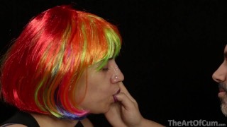 Gozada colorida na cara da peruca!