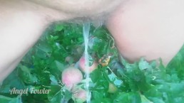 Волосатая киска писает на яблоки в саду - Энджел Фаулер 