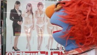 Valantino pikt hete Japanse meiden op in de straten van Tokio