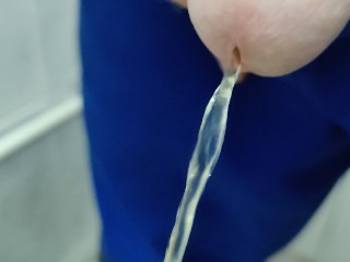 Пописать в общественный туалет.