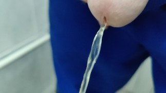 Пописать в общественный туалет.