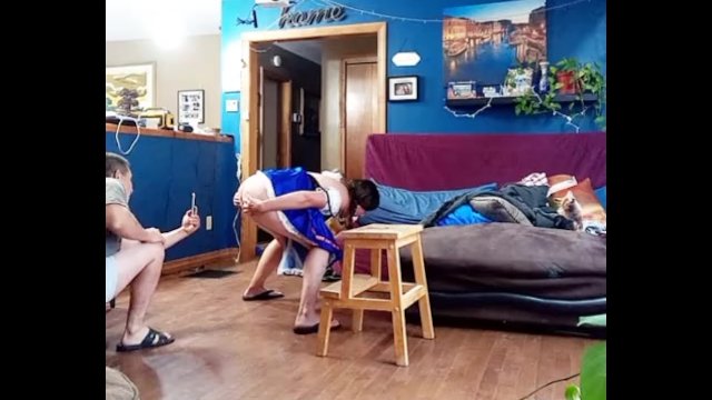 Любительская пара домашний стриптиз с раздвинутой