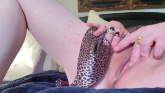 Сексуальная рыжая милфа соло играет в мокрую киску 