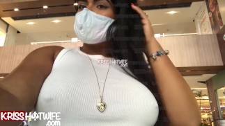 Хотвайф Крисс Хвастается Посреди Торгового Центра И Показывает Свои Красивые Большие Сиськи