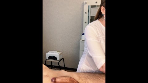 Le patient CUM puissamment pendant la procédure d’examen dans les mains du médecin