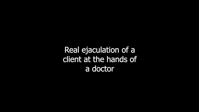 Le Patient CUM Puissamment Pendant La Procédure D’examen Dans Les Mains Du Médecin