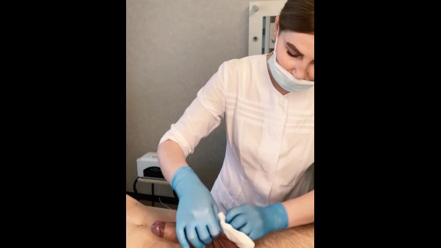 Le Patient CUM Puissamment Pendant La Procédure D’examen Dans Les Mains Du Médecin