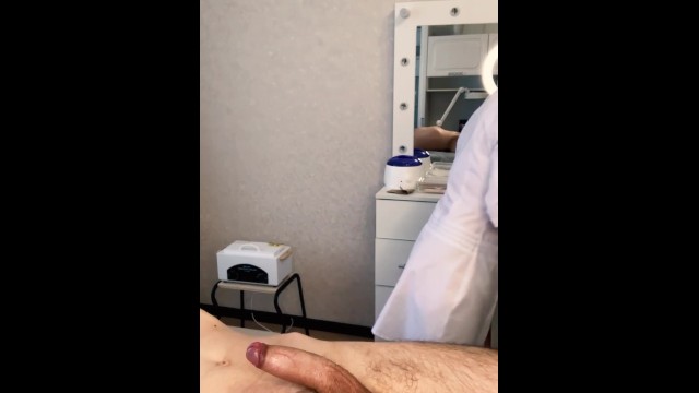 Le Patient CUM Puissamment Pendant La Procédure D’examen Dans Les Mains Du Médecin