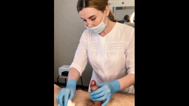 Le Patient CUM Puissamment Pendant La Procédure D’examen Dans Les Mains Du Médecin