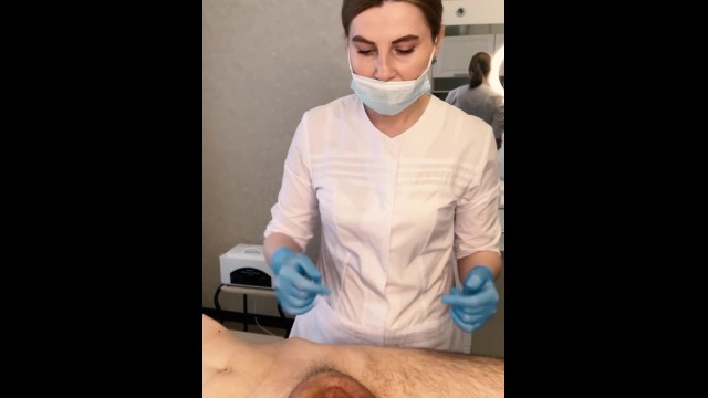 Le Patient CUM Puissamment Pendant La Procédure D’examen Dans Les Mains Du Médecin