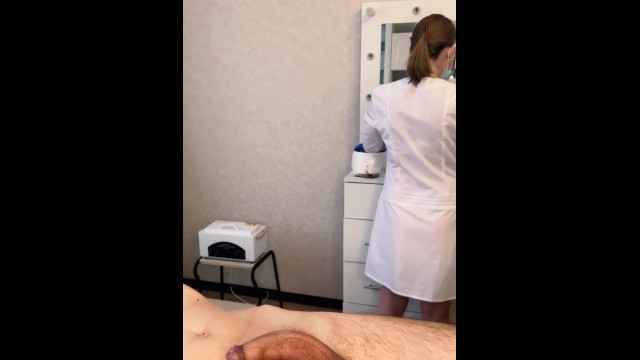 Le Patient CUM Puissamment Pendant La Procédure D’examen Dans Les Mains Du Médecin