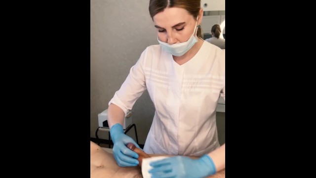Le Patient CUM Puissamment Pendant La Procédure D’examen Dans Les Mains Du Médecin