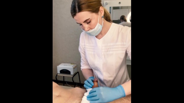 Le Patient CUM Puissamment Pendant La Procédure D’examen Dans Les Mains Du Médecin