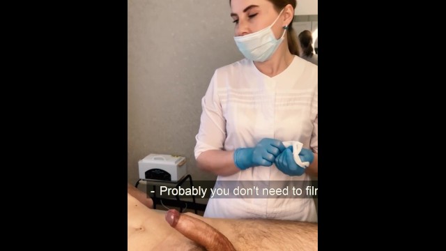 Le Patient CUM Puissamment Pendant La Procédure D’examen Dans Les Mains Du Médecin
