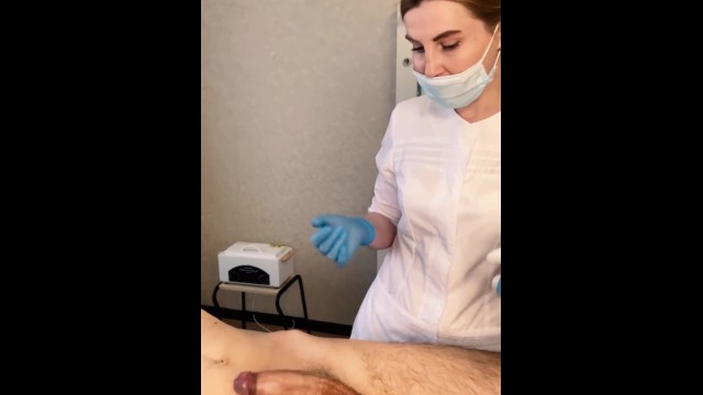 Le Patient CUM Puissamment Pendant La Procédure D’examen Dans Les Mains Du Médecin
