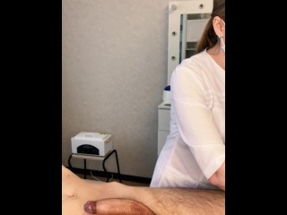 Le Patient CUM Puissamment Pendant La Procédure D’examen Dans Les Mains Du Médecin