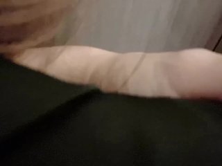 玄関でエッチしちゃう2人、声を出さないように手で口を塞がれながらエッチ