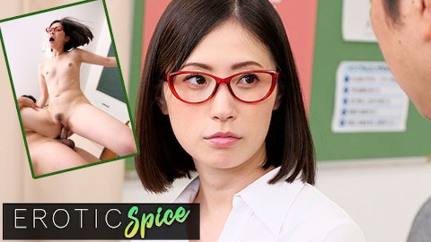 Deviante Cute esposa japonesa engaña a su colega del profesor y recibe un creampie de coño cremoso mojado