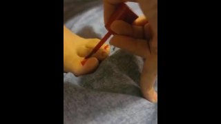 Dipingere le dita dei piedi