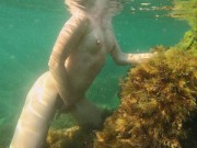 Slim girl swims naked in sea and masturbate her pussy