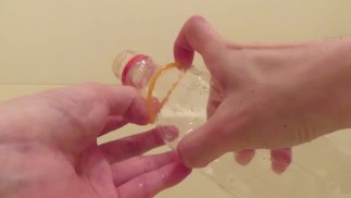 Я пыталась надеть презерватив на пластиковую бутылку, но у меня ничего не вышло.