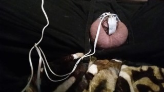 Mijn kleine gesponnen penis in kuisheidskooi een elektrische schok marteling voor uren