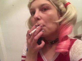 Harley Quinn Fumando