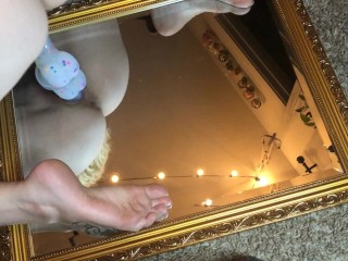 Кара Мэй скачет на большом фаллоимитаторе на зеркальном интенсивном оргазме