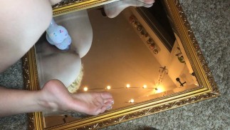 卡拉·梅 （Cara May） 在镜子强烈的高潮中骑着大假阳具