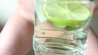 Tisse cocktail med lime og mynte