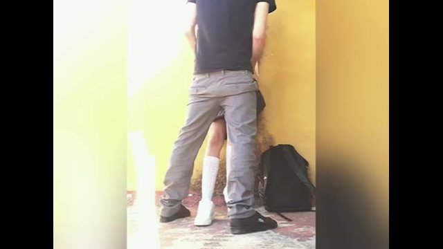 Sexo Rápido com Minha Namorada Na Faculdade Atrás Das Salas De Aula! Fazendo Pornografia Amadora Na Faculdade!